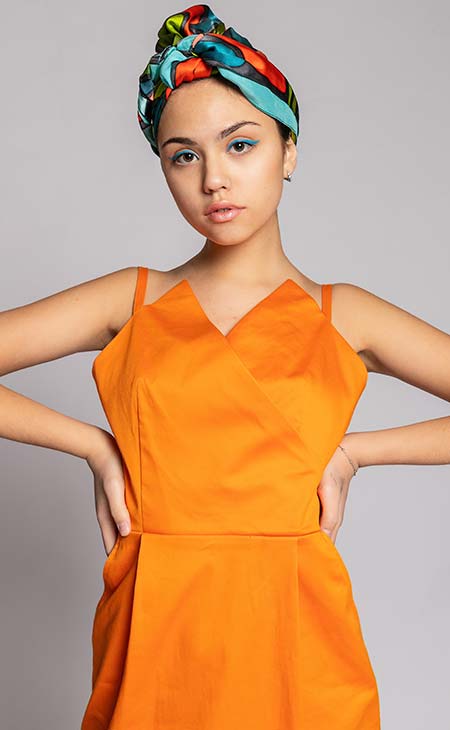 Chica vestido naranja brillante