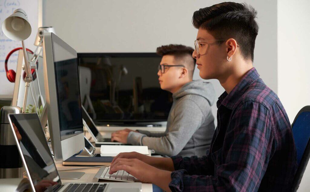 Desarrolladores trabajando ordenadores oficina