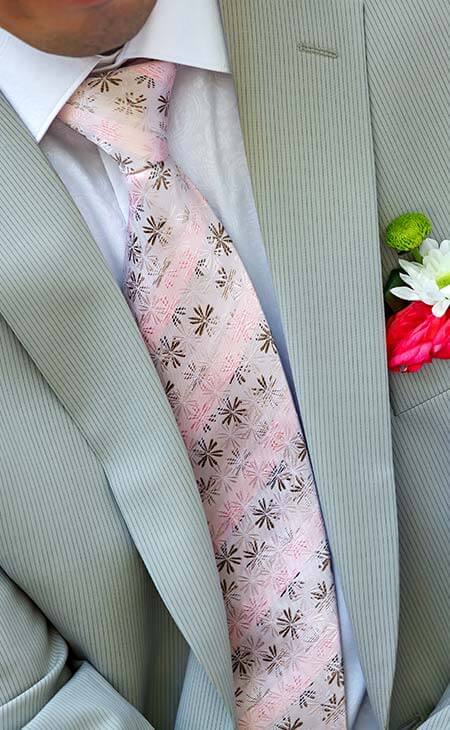 Detalle hombre corbata rosa