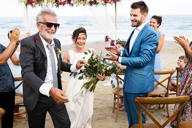 Gente celebrando boda