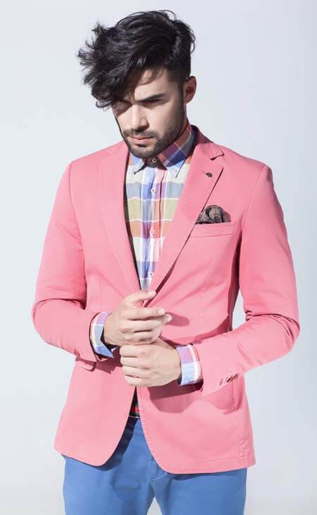 Hombre blazer rosa pantalones azules