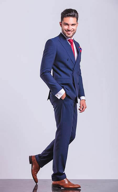 Hombre elegante traje azul