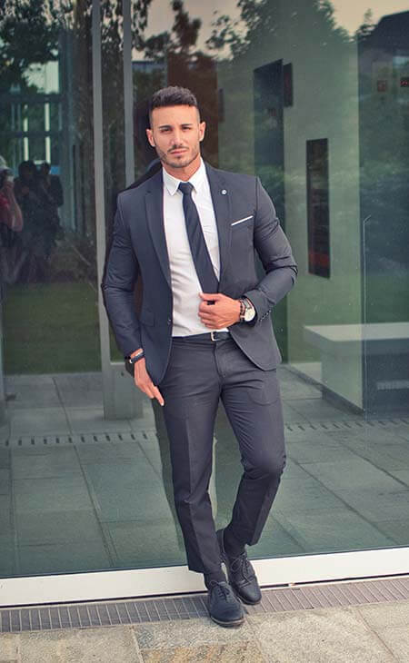 Hombre estilo llevando traje negocios