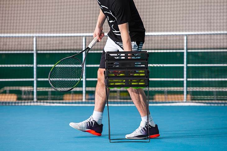 Hombre jugando tenis