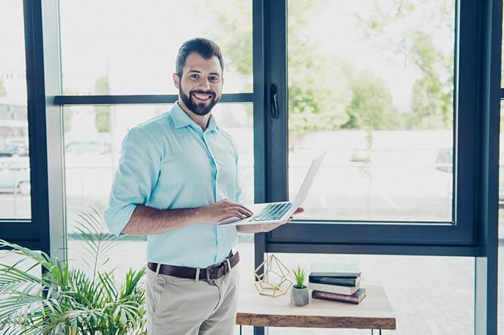 Hombre negocios de pie barba oficina