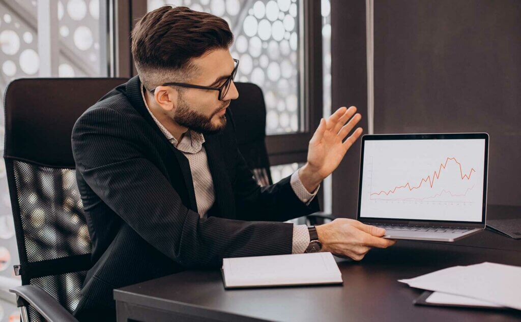 Hombre negocios ensenando ordenador