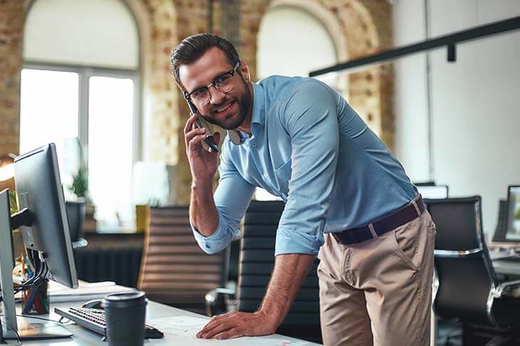 Hombre telefono oficina