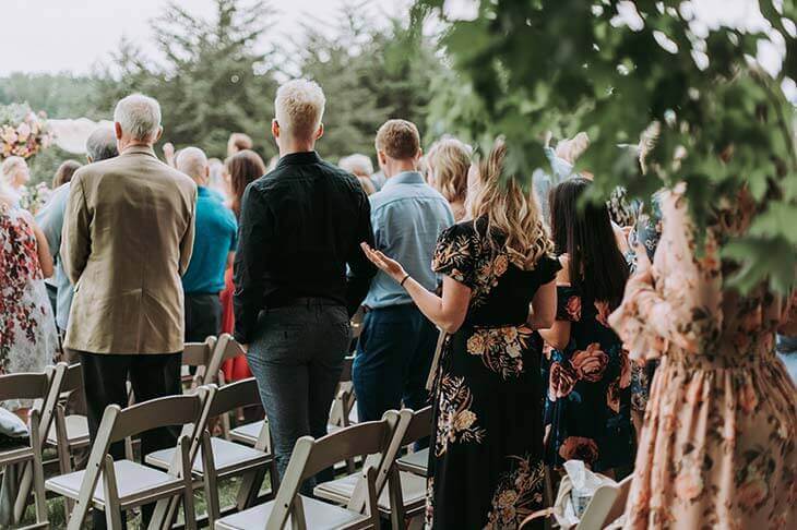 Invitados de boda de espaldas