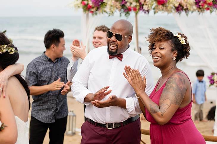 Invitados en celebracion boda playa