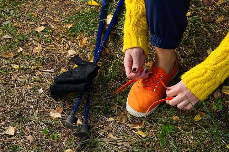 Manos probando zapato