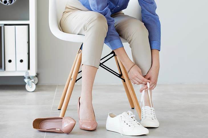 Mujer cambia zapatos oficina