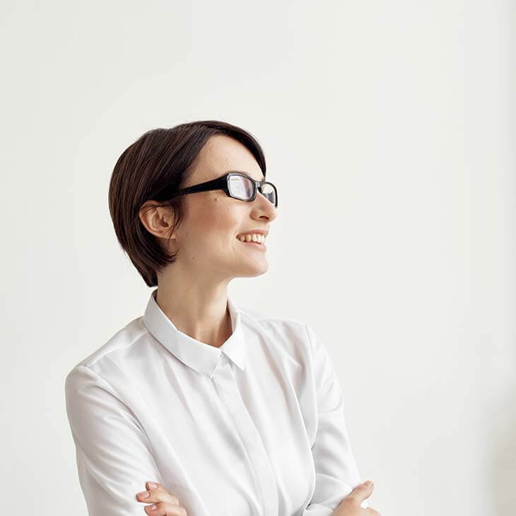 Mujer camisa blanca gafas