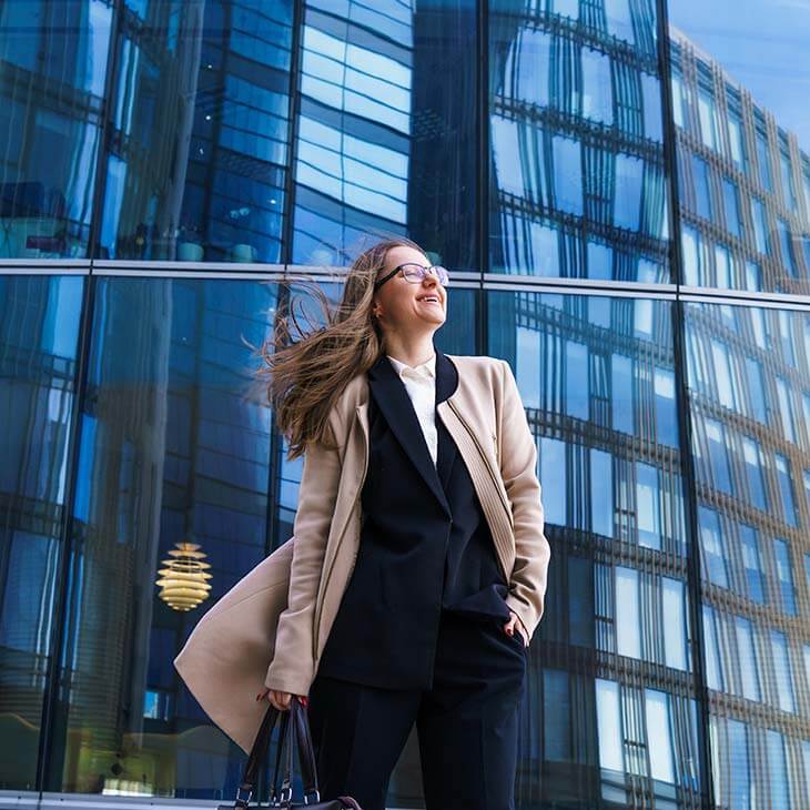 Mujer negocios feliz chaqueta gafas traje