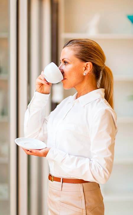 Mujer negocios tomando cafe oficina