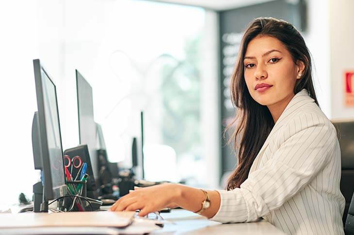 Mujer negocios trabajando oficina mirando camara