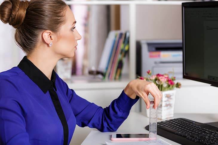 Mujer trabajando oficina camisa azul