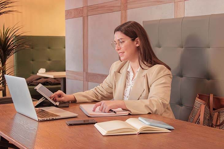 Mujer trabajando portatil