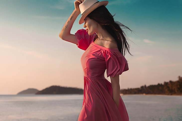 Mujer vestido rosa en playa