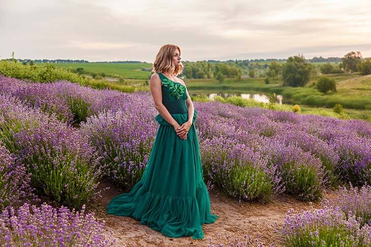 Mujer vestido verde campo lavanda