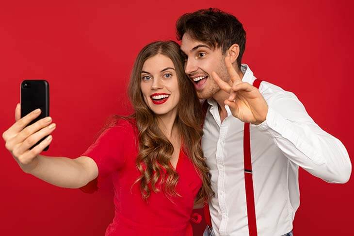 Mujer y hombre outfits elegantes haciendo selfie