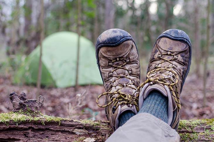 Pies botas senderismo bosque