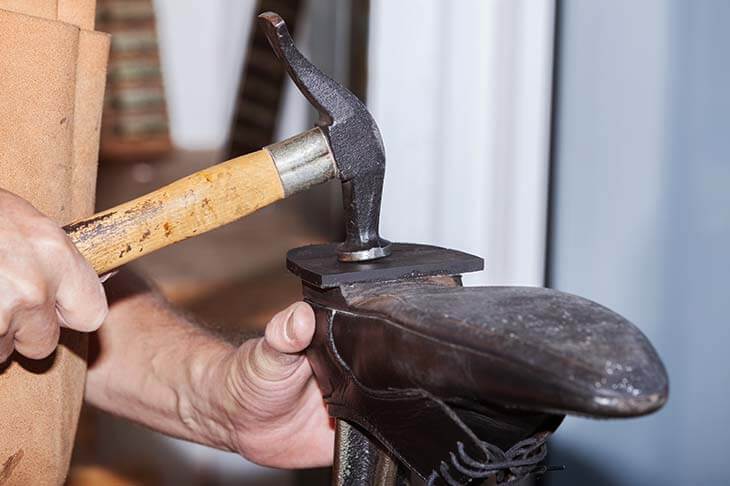 Zapatero trabajando suela zapato