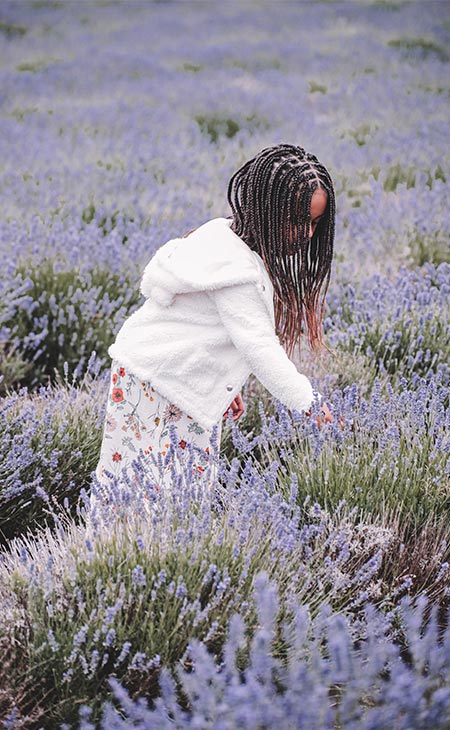 Chica campo lavanda trenzas