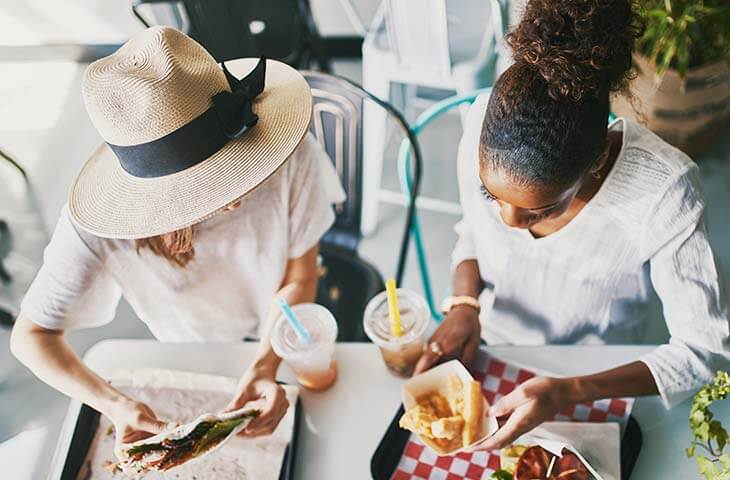 Dos mujeres comiendo restaurante