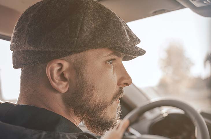 Hombre conduciendo coche dia soleado