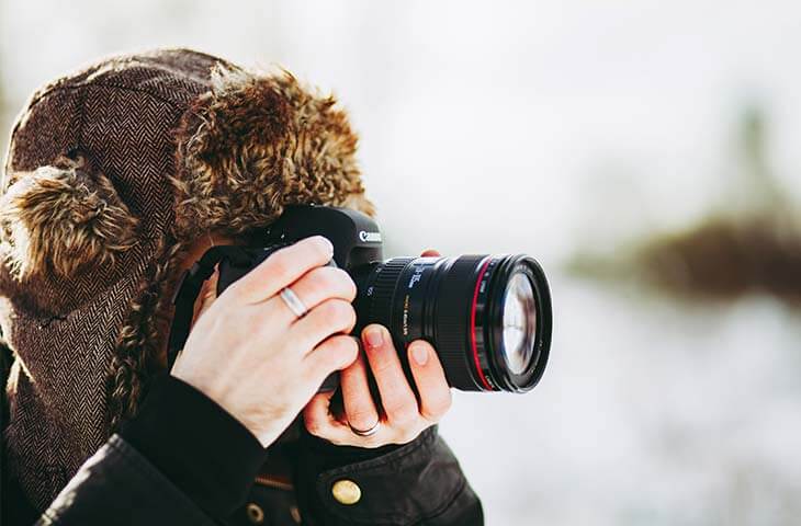 Hombre fotografo sombrero invernal