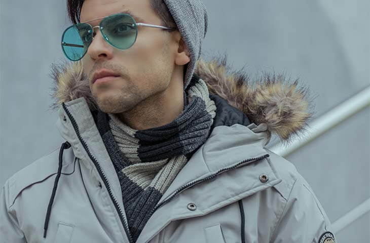 Hombre gafas sol verdes chqueta invierno