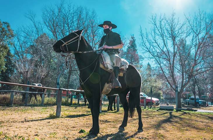 Hombre gaucho montando caballo