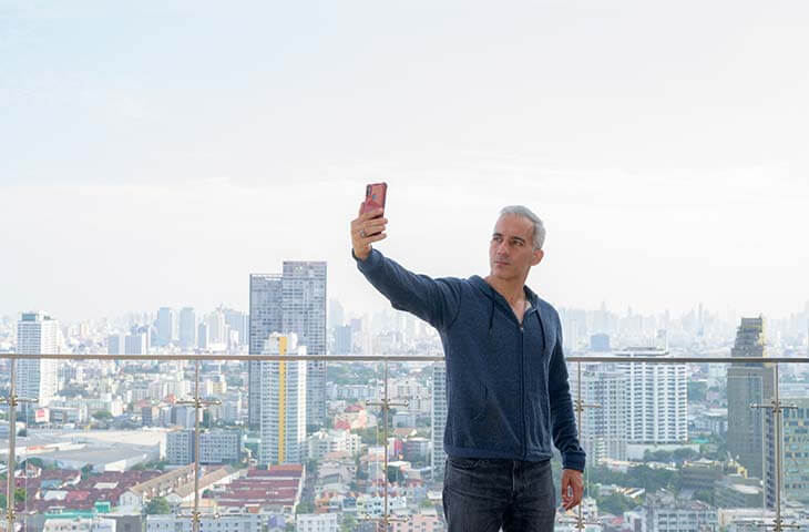 Hombre haciendose selfie paisaje ciudad