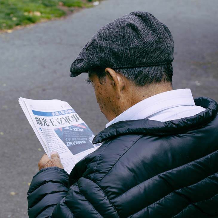 Hombre leyendo periodico