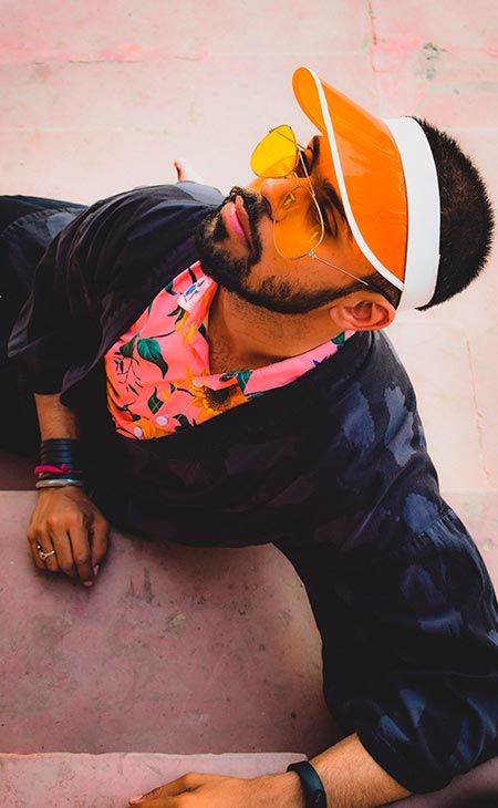 Hombre llevando gafas sol amarillas gorra