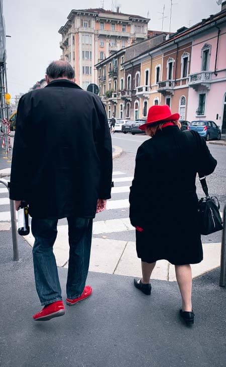 Hombre mujer de espaldas caminando calle