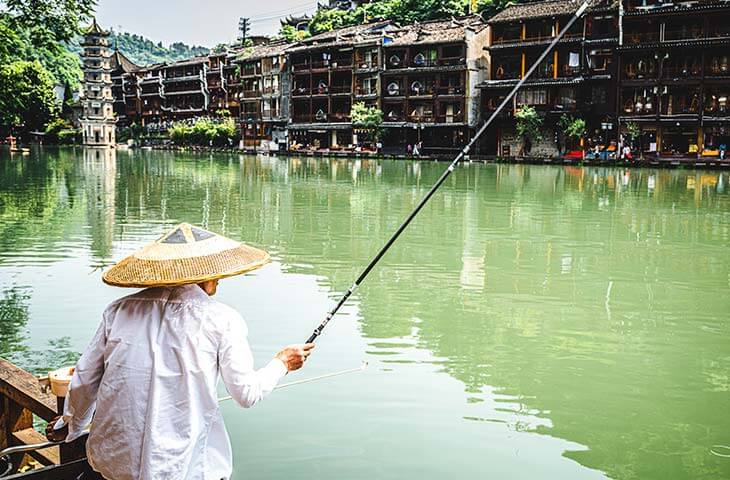 Hombre pescador chino rio sombrero conico