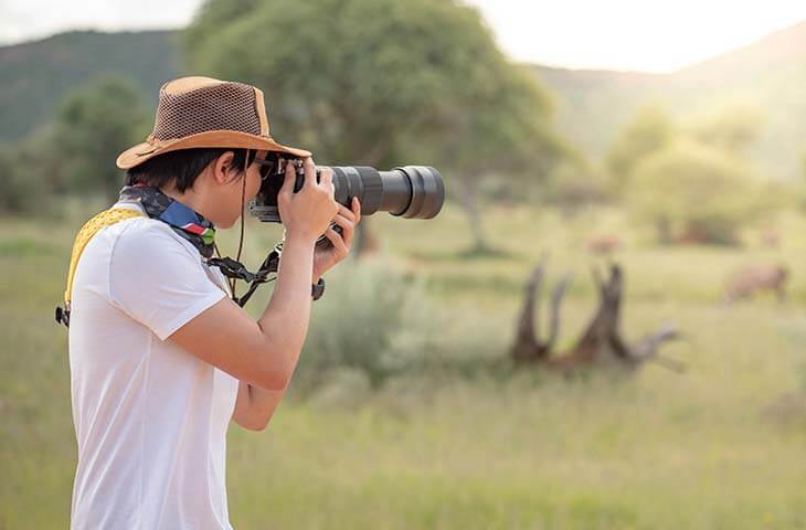 Hombre tomando fotos safari