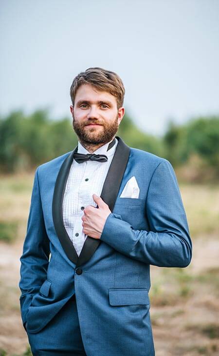 Hombre traje boda posando parque