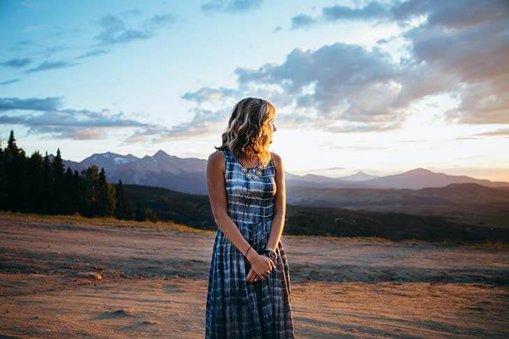 Mujer aire libre vestido