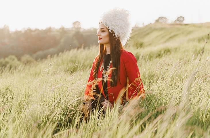 Mujer campo sombrero papakha vestido rojo