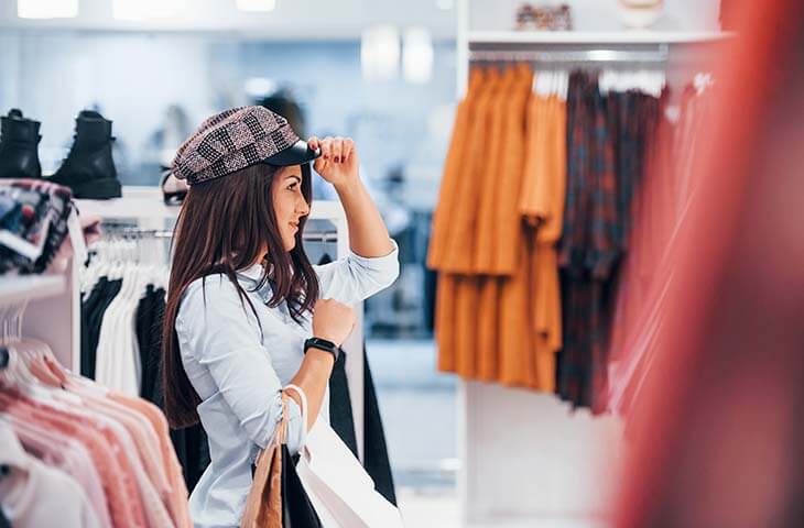 Mujer comprando probando sombrero