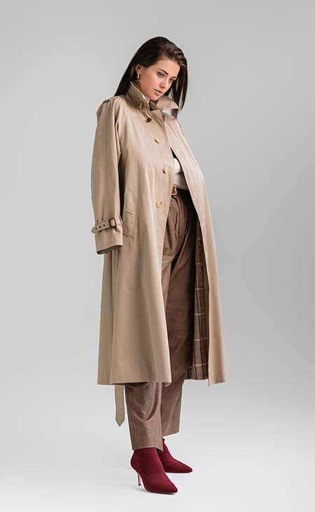 Mujer estilosa trench