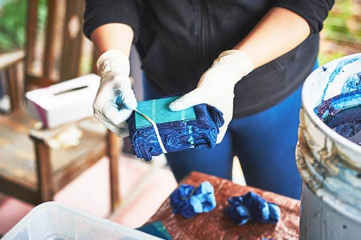 Mujer haciendo tie dye