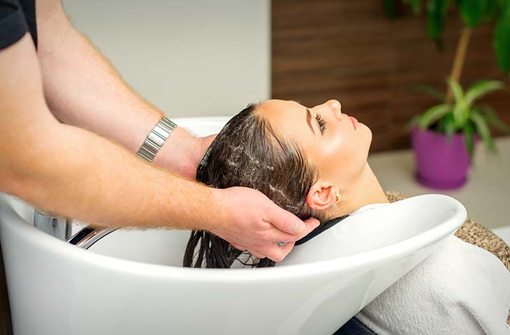 Mujer lavando pelo salon belleza