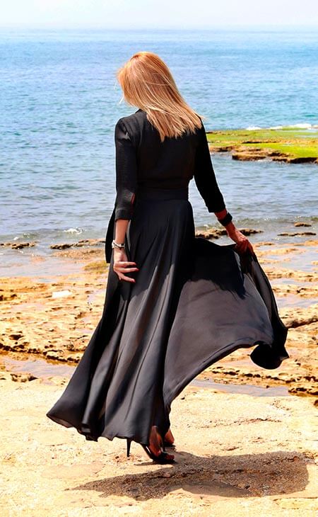 Mujer playa vestido negro