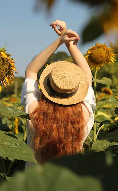 Mujer sombrero paja girasoles