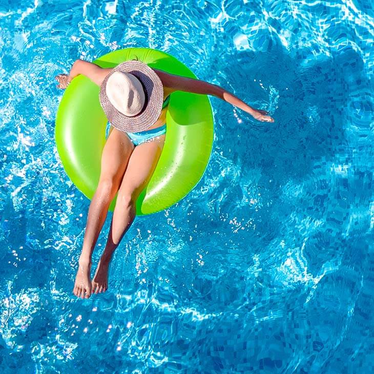 Mujer sombrero piscina flotador