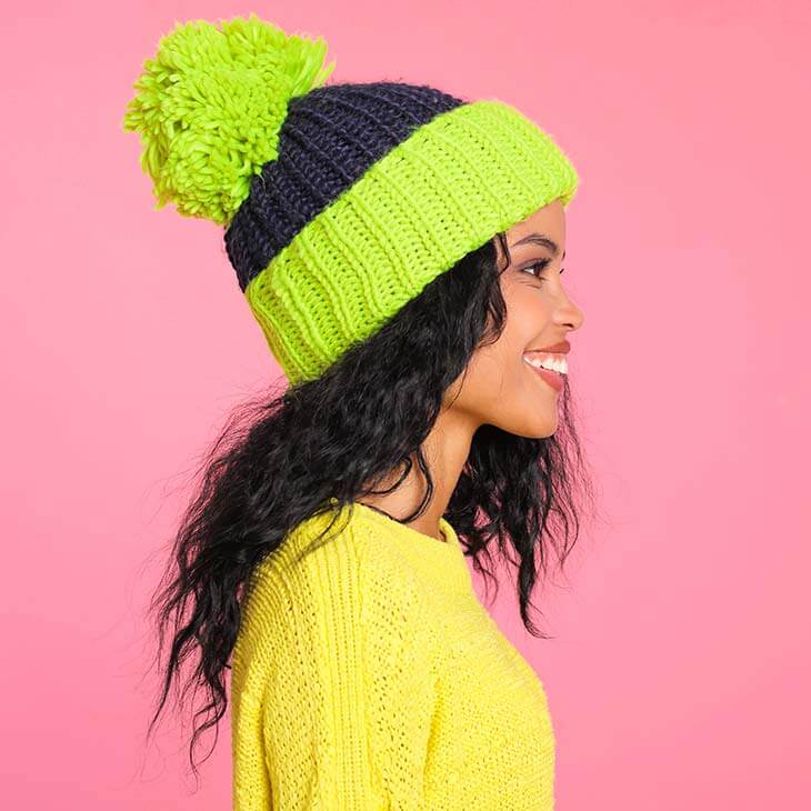 Mujer sonrie gorro tuque de pie