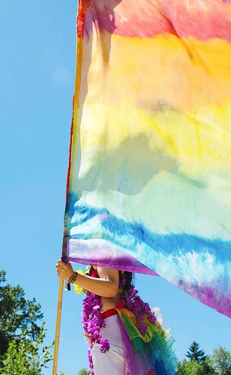 Mujer sujetando bandera lgtb